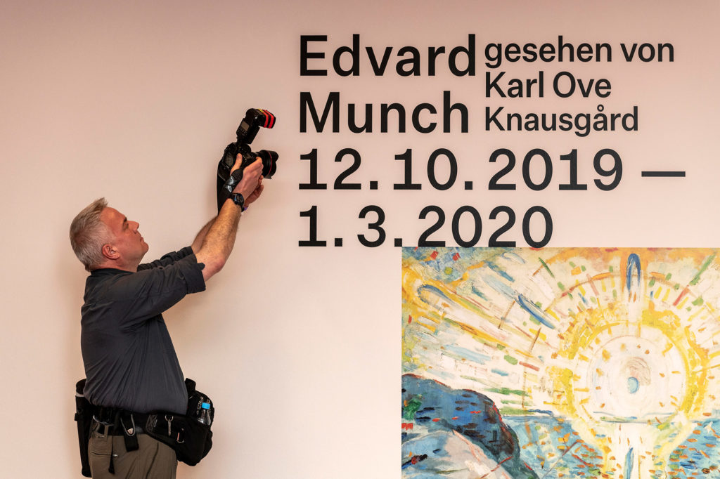 Fotograf Oliver Langel am 11. Oktober 2019 bei der Eröffnung der Ausstellung des norwegischen Künstlers Edvard Munch in der Kunstsammlung K20 in Düsseldorf